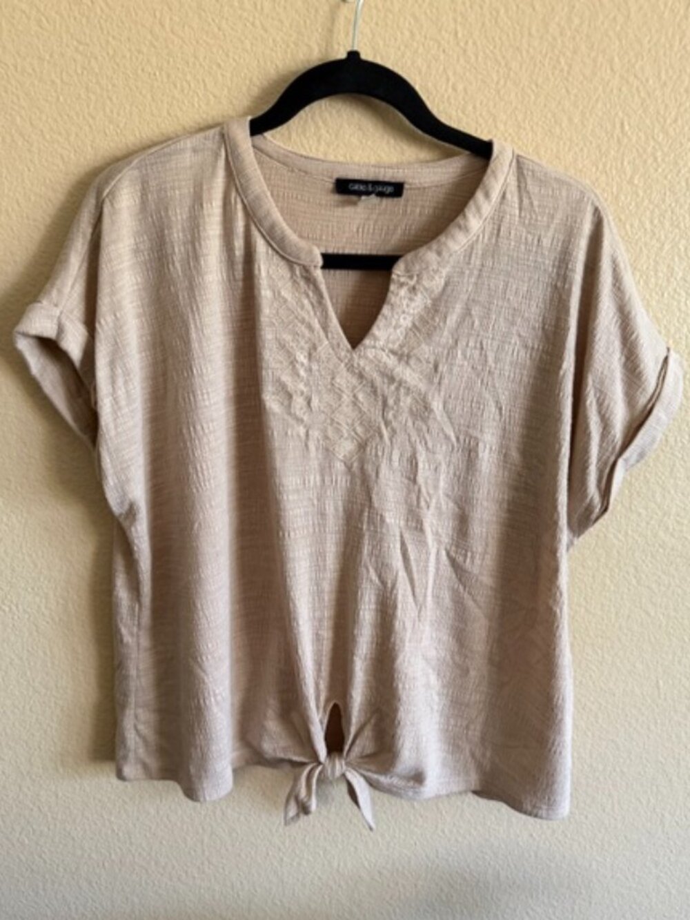 Cable & Gauge tan short sleeve v-neck front ite shirt Size XL